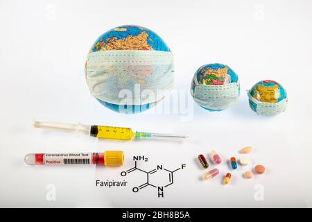 Formule chimique structurale de la molécule de favipiravir (avigan, T-705, favilavir) avec pilules. Il s'agit d'un médicament antiviral utilisé dans le traitement du virus Ebola, un Banque D'Images