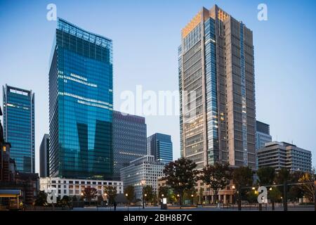 Le Japon, Honshu, Tokyo, quartier Marunouchi, Marunouchi Building et JP Tower Banque D'Images