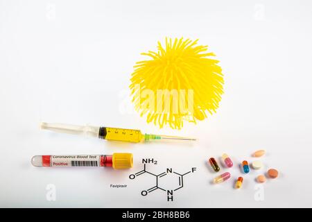 Formule chimique structurale de la molécule de favipiravir (avigan, T-705, favilavir) avec pilules. Il s'agit d'un médicament antiviral utilisé dans le traitement du virus Ebola, un Banque D'Images