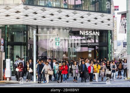 Japon, Honshu, Tokyo, Yurakucho, Ginza, Shoppers et Nissan Building Banque D'Images