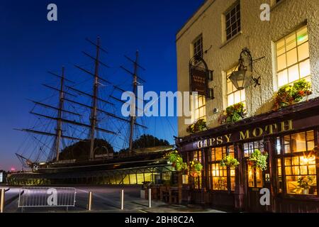 L'Angleterre, Londres, Greenwich, vue de la nuit de la spongieuse et le Cutty Sark Pub Banque D'Images