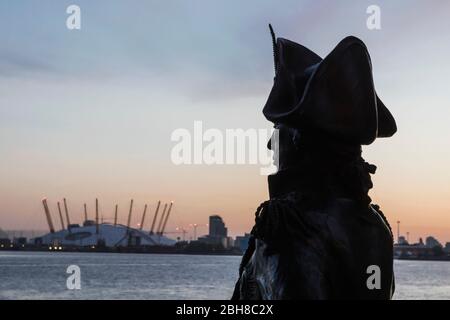 L'Angleterre, Londres, Greenwich, Statue de l'Amiral Lord Nelson et la skyline de Docklands Banque D'Images