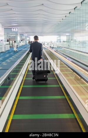 Le Japon, Honshu, Tokyo, l'aéroport de Haneda, Terminal International, porte de départ Déménagement Escalator Banque D'Images