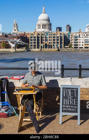 L'Angleterre, Londres, ville de Londres, St Paul's Cathedral et poète pour voitures Busker Banque D'Images