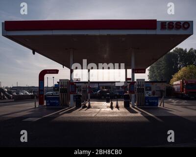 Station essence/essence Tesco Esso. Créativité dans la prise de vue en lumière. Low Moor Road, à Kirkby, dans l'Ashfield, dans le Nottinghamshire, en Angleterre. Banque D'Images