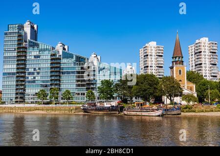 L'Angleterre, Londres, Battersea, St.Mary's Church et Montevetro Tower Banque D'Images