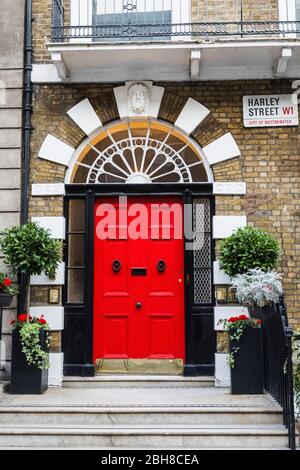 L'Angleterre, Londres, Westminster, Harley Street, la porte de la Chambre Rouge Banque D'Images