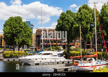 L'Angleterre, Londres, Tower Hamlets, St Katharine Docks, le Dickens Inn Pub Banque D'Images