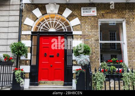 L'Angleterre, Londres, Westminster, Harley Street, la porte de la Chambre Rouge Banque D'Images