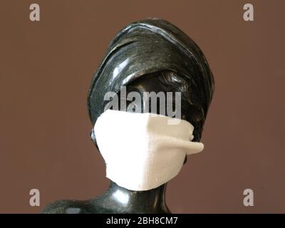 Buste Moe Moebella masque visage Covid 19 virus Corona pandémie allégorie / métaphore masque PPE Banque D'Images