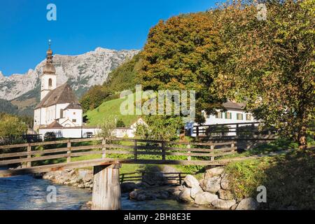 Pfarrkirche St.Sebastian, Ramsauer Ache, hinten Reiteralpe, Berchtesgadener Land, Oberbayern, Allemagne Banque D'Images