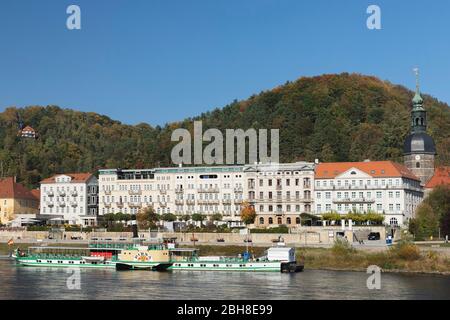 Historischer Raddampfer, Elbe, St. Johannis Kirche hinten, Bad Schandau, Nationalpark Sächsische Schweiz, Sachsen, Deutschland Banque D'Images