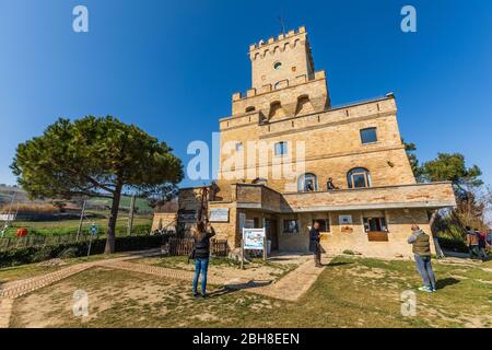 Teramo, Italie. 3 mars 2019 : Tour antique de Cerrano en Italie. La Tour de Cerrano est l'une des anciennes tours côtières du Royaume de Naples. C Banque D'Images