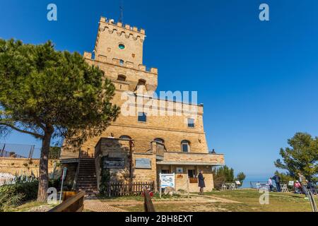 Teramo, Italie. 3 mars 2019 : Tour antique de Cerrano en Italie. La Tour de Cerrano est l'une des anciennes tours côtières du Royaume de Naples. C Banque D'Images