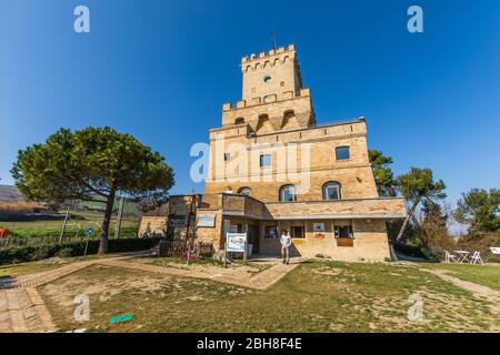 Teramo, Italie. 3 mars 2019 : Tour antique de Cerrano en Italie. La Tour de Cerrano est l'une des anciennes tours côtières du Royaume de Naples. C Banque D'Images