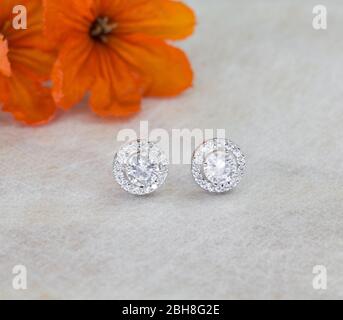 Une paire de superbes boucles d'oreilles en argent 925 avec zircone cubique isolé sur fond gris Banque D'Images