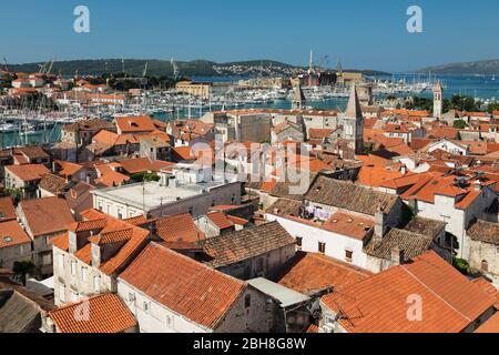 Vue de la cathédrale St-Laurentides sur la vieille ville jusqu'au port, Trogir, site classé au patrimoine mondial de l'UNESCO, Dalmatie, Croatie Banque D'Images