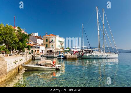 Bateaux dans le port, Valun, Cres Island, Kvarner Bay, Croatie Banque D'Images