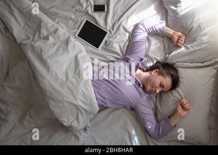 jeune belle femme dormant sur le lit Banque D'Images