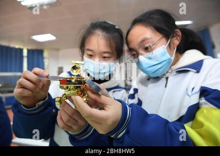 Guiyang, province chinoise de Guizhou. 24 avril 2020. Les élèves regardent le modèle d'un rover lunaire à l'école intermédiaire n° 14 de Guiyang, dans la province de Guizhou, dans le sud-ouest de la Chine, 24 avril 2020. Vendredi a marqué la cinquième Journée spatiale de la Chine. Crédit: Zhao Song/Xinhua/Alay Live News Banque D'Images