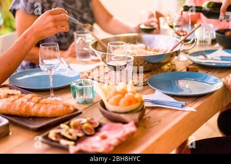 gros plan sur le groupe de personnes célébrant et profitant du déjeuner en amitié avec beaucoup de bonne nourriture savoureuse sur la table - manger avec des amis concept pour l'activité de loisirs - boire et manger Banque D'Images