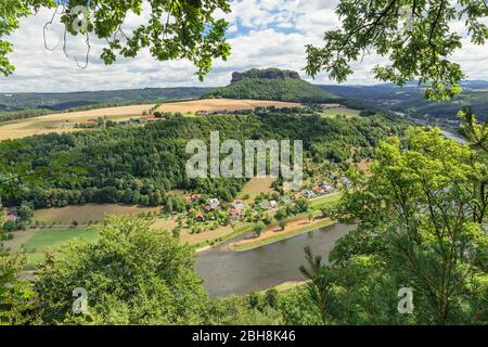 Vue de la forteresse Königstein à Lilienstein et la vallée de l'Elbe, parc national de la Suisse saxonne, montagnes de pierre de l'Elbe, Saxe, Allemagne Banque D'Images