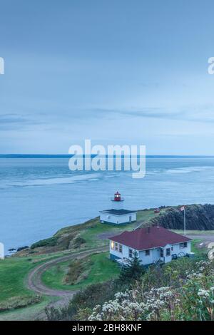 Le Canada, la Nouvelle-Écosse, Advocate Harbour, Cape d'Or le phare sur la baie de Fundy, au crépuscule Banque D'Images