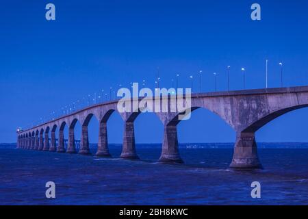 Le Canada, l'Île du Prince Édouard, Borden, pont de la Confédération, sur le détroit de Northumberland, dusk Banque D'Images