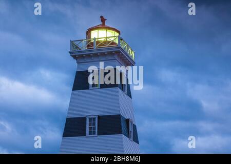 Canada, Prince Edward Island, West Point, le phare de West Point, dusk Banque D'Images