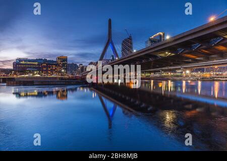 USA, New England, Massachusetts, Boston, Leonard P. Zakim Bridge, Dawn Banque D'Images