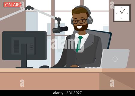 L'hôte radio de diffusion parle dans le microphone en direct, un homme africain américain derrière un bureau dans un bureau moderne, illustration vectorielle de dessin animé Illustration de Vecteur