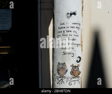 24 avril 2020. Banbury, Oxfordshire, Royaume-Uni. Messages d'encouragement et de soutien affichés dans l'arformulaire, pendant la pandémie de coronavirus et le maintien au Royaume-Uni. Crédit: Bridget Catterall Alay Live News Banque D'Images