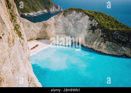 Plage Navagio ou baie Shipwreck avec eau turquoise et plage de galets blancs. Célèbre emplacement. Paysage aérien de l'île de Zakynthos, Grèce. Banque D'Images