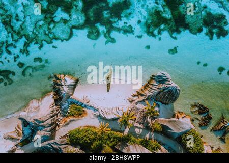 Photo aérienne de la forme de la côte de la magnifique plage tropicale paradisiaque Anse Source d'argent à l'île de la Digue, Seychelles. Vacances d'été, voyage et style de vie concept. Banque D'Images