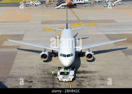 Airbus 320 de South African Airways lors d'un retour avec un remorqueur à l'aéroport international O R Tambo de Johannesburg. Avion ZS-SZE. Vue frontale. Banque D'Images