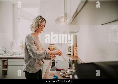 Femme cuisine Banque D'Images