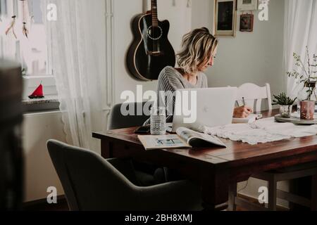 Frau mit Laptop und Notizbuch Banque D'Images