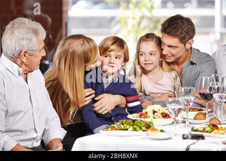 Famille avec deux enfants et grand-père au restaurant Banque D'Images