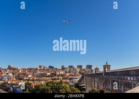 Avion survolant Águas Livres Aqueduct avec paysage urbain sur un arrière-plan, récolte horizontale. Banque D'Images