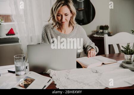 Frau mit Laptop und Notizbuch Banque D'Images