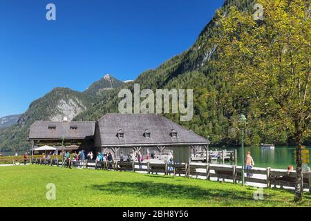 Bootshaus im Herbst, St. Bartholomä am Königssee, Berchtesgadener Land, Nationalpark Berchtesgaden, Oberbayern, Allemagne Banque D'Images