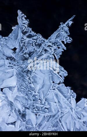 Europa, Deutschland, Hessen, Vöhl, Nationalpark Kellerwald-Edersee, Winterstimmung, Eisformation, Eisstruktur auf dem Edersee Banque D'Images