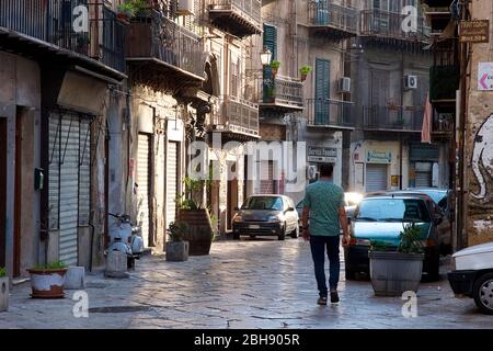 Palerme, vieille ville, allée latérale, balcons, voitures garées, homme marche en bas de la rue, lumière du matin Banque D'Images