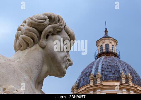 Palerme, vieille ville, Piazza Pretoria, chef d'un satyr, dôme de l'église dominicaine de Santa Caterina en arrière-plan Banque D'Images