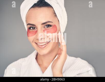 Femme heureuse avec un masque hydratant Banque D'Images