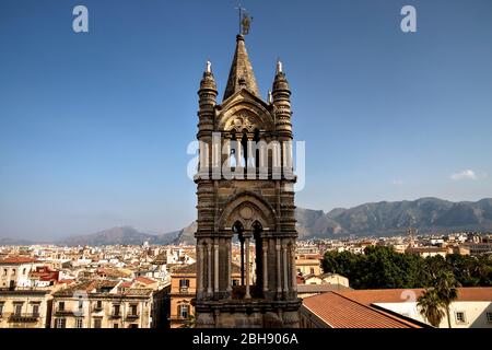 Palerme, vieille ville, cathédrale, toit, tour ouest, vue sur Palerme et les montagnes environnantes Banque D'Images