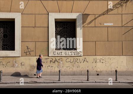 Palerme, Altstadt, Corso Vittorio Emanuele III, ältere Dame läuft vor einer Gebäudewand auf dem Bürgersteig entlang Banque D'Images