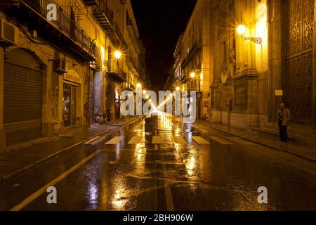 Palerme, vieille ville, Corso Vittorio Emanuele III, la nuit, rue des pluies, passage à Zébra Banque D'Images