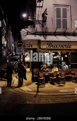 Scène nocturne à Montmartre à côté d'une brasserie Banque D'Images