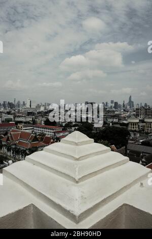 Vue sur Bangkok au Wat Saket, ancien temple bouddhiste sur une colline artificielle abrupte Banque D'Images